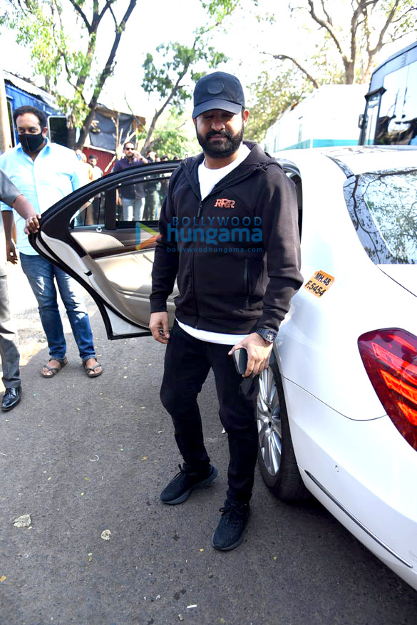 photos alia bhatt jr ntr and s s rajamouli spotted promoting rrr on sets of bigg boss 5