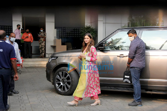 photos alia bhatt sara ali khan and akshay kumar snapped at kalina airport 1