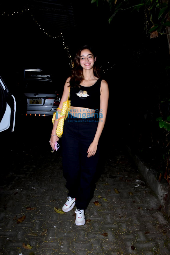 Photos: Ananya Panday spotted at a dubbing studio in Bandra Photos: Ananya Panday spotted at a dubbing studio in Bandra