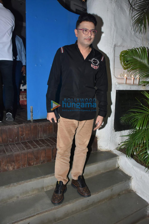 photos hrithik roshan vaani kapoor and others snapped at olive bar in khar