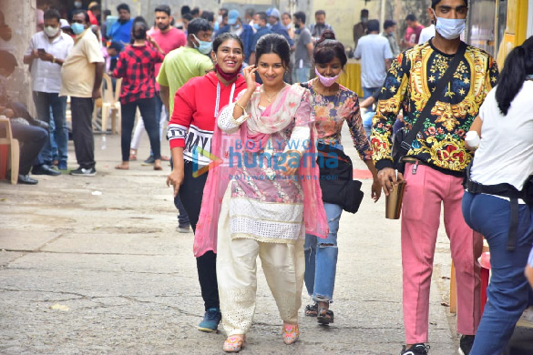 photos kangana ranaut and avneet kaur snapped post shoot in the city 2