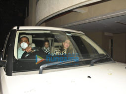 Photos: Kareena Kapoor Khan, Karisma Kapoor, Malaika Arora and others snapped at Karan Johar’s house in Bandra