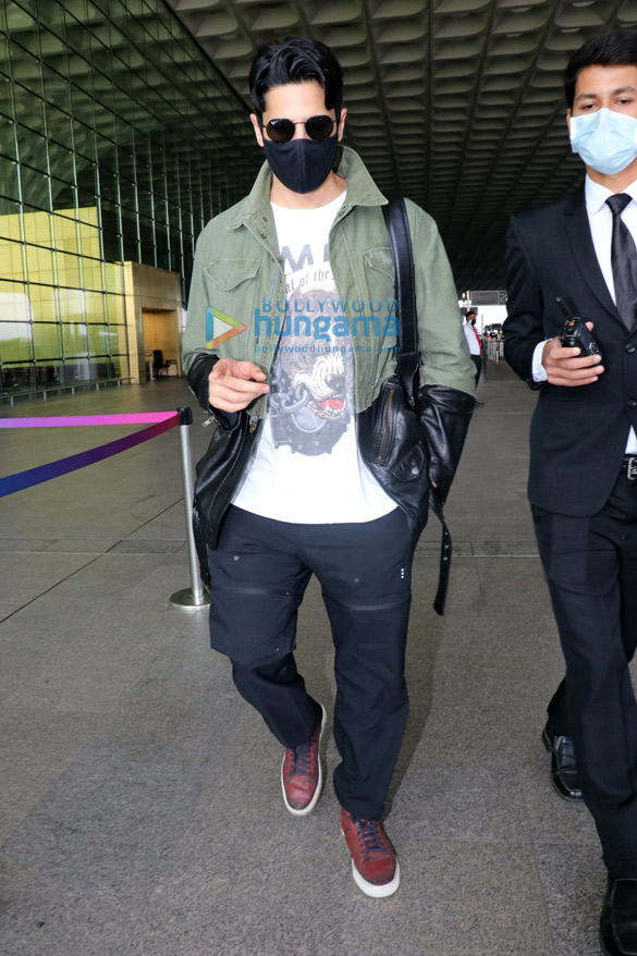 photos kiara advani sidharth malhotra and mouni roy snapped at the airport 4