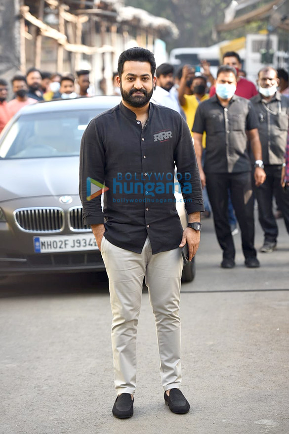photos ram charan jr ntr and ss rajamouli spotted promoting rrr on sets of the kapil sharma show 2