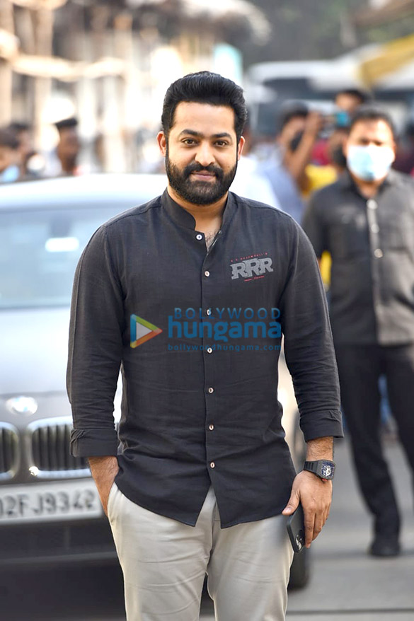 photos ram charan jr ntr and ss rajamouli spotted promoting rrr on sets of the kapil sharma show 6