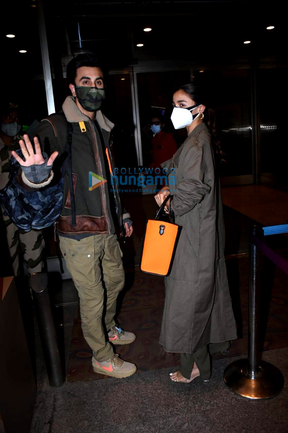 photos ranbir kapoor and alia bhatt spotted at the airport 2