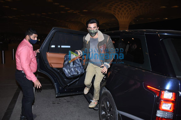 photos ranbir kapoor and alia bhatt spotted at the airport 6