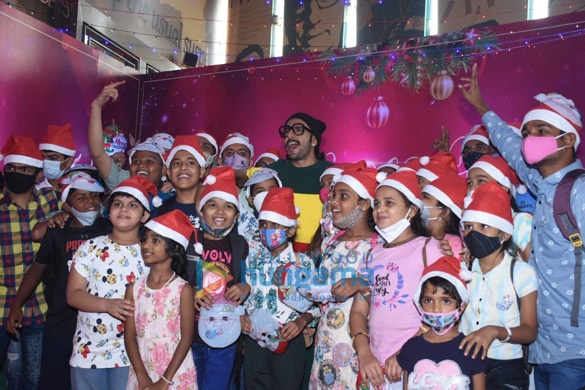 photos ranveer singh snapped at a christmas event with kids 5