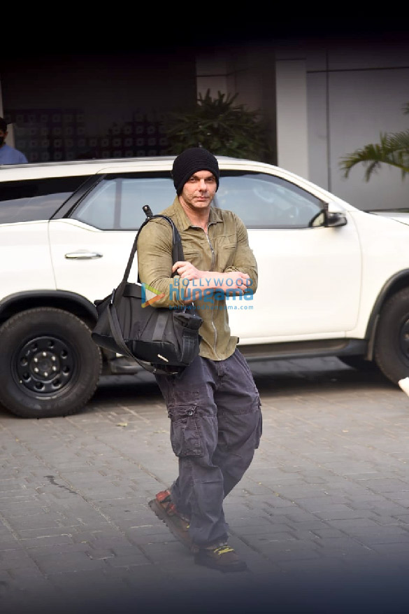 photos salman khan akshay kumar sara ali khan and others spotted at kalina airport 2