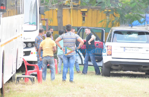 photos sanjay dutt spotted at shoot location in bandra 5
