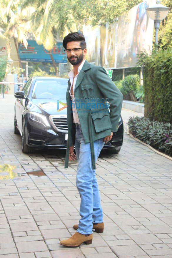 photos shahid kapoor and mrunal thakur snapped for jersey song launch 3