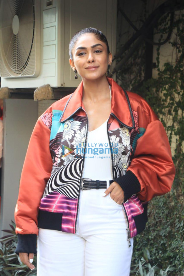 photos shahid kapoor and mrunal thakur snapped for jersey song launch 5