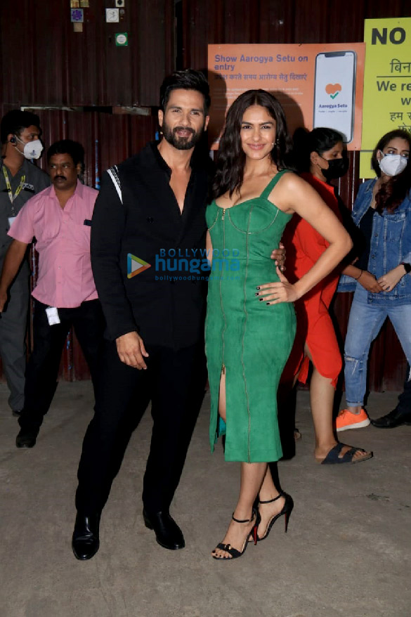 Photos: Shahid Kapoor and Mrunal Thakur spotted promoting Jersey on the sets of Bigg Boss 15