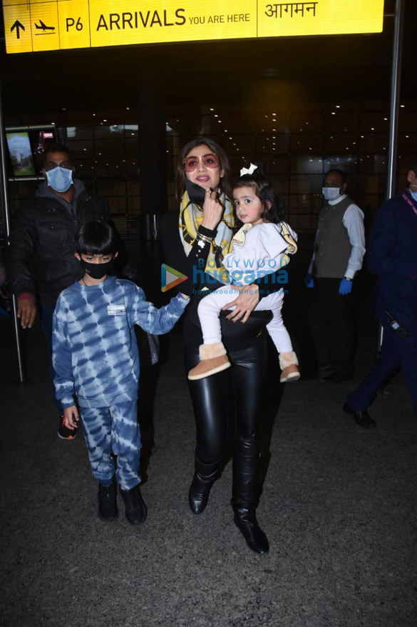 photos shilpa shetty and sonnalli seygall snapped at the airport 3