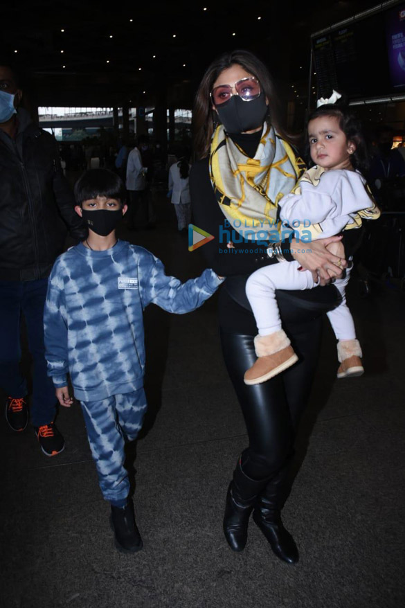 photos shilpa shetty and sonnalli seygall snapped at the airport 4