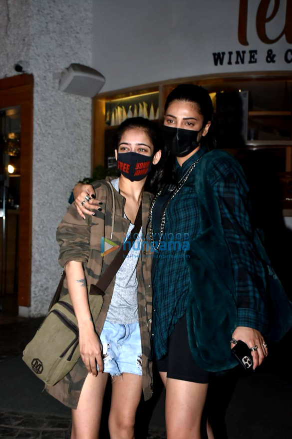Photos: Shruti Haasan and Akshara Haasan snapped with friends in Bandra Photos: Shruti Haasan and Akshara Haasan snapped with friends in Bandra