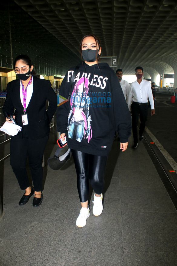 photos sonakshi sinha sonu sood karisma kapoor and others snapped at the airport 5