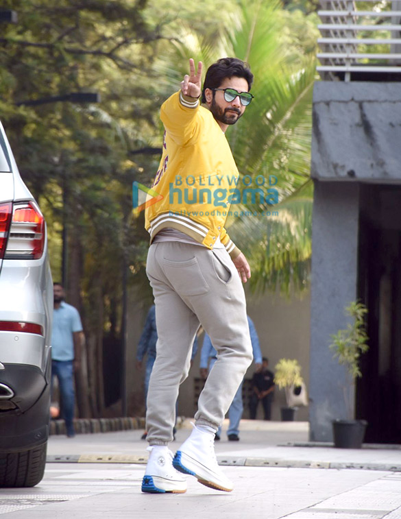 photos varun dhawan snapped at dharma office in andheri 4