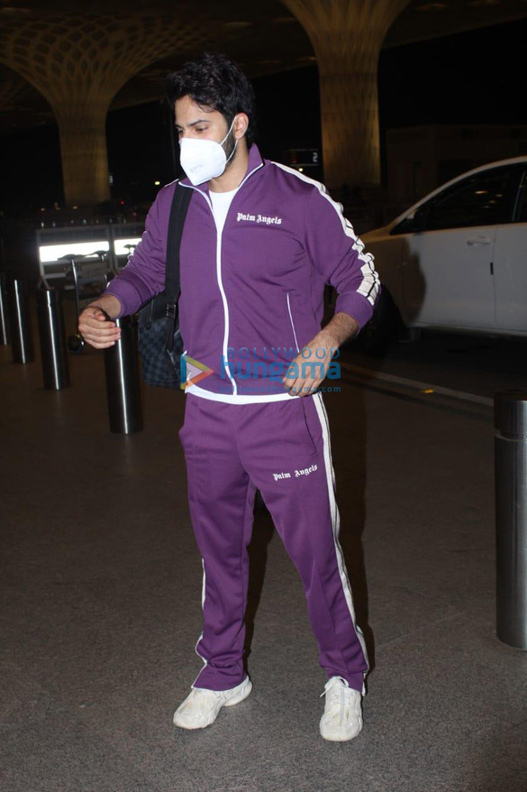 photos varun dhawan snapped at the airport 1