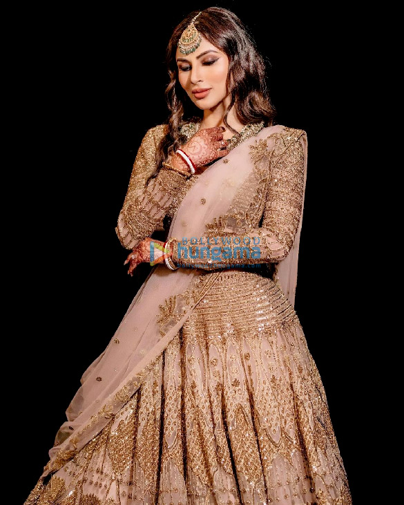 mouni roy 2 75