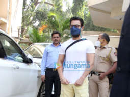 Photos: Aamir Khan spotted outside a dubbing studio in Khar