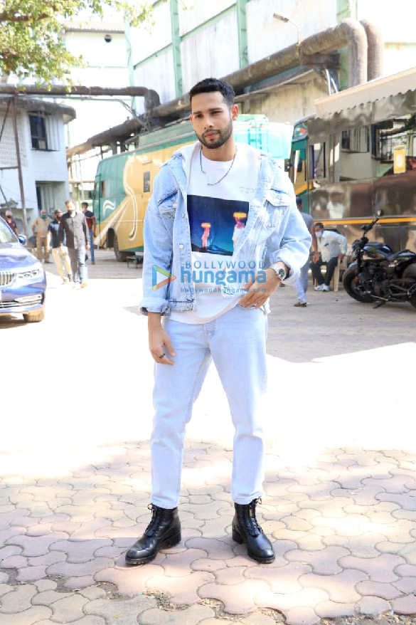 photos ananya panday and siddhant chaturvedi snapped at filmcity 2