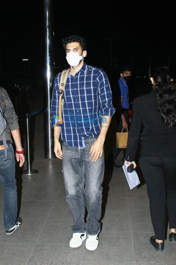photos anil kapoor and aditya roy kapur snapped at the airport 1