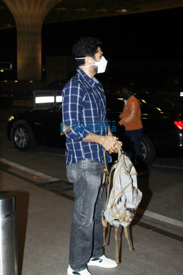 photos anil kapoor and aditya roy kapur snapped at the airport 2