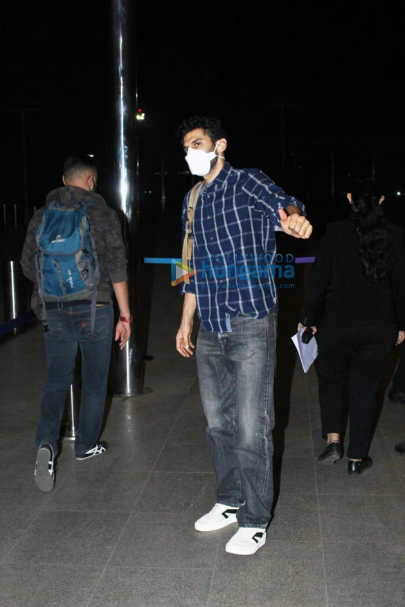 photos anil kapoor and aditya roy kapur snapped at the airport 3