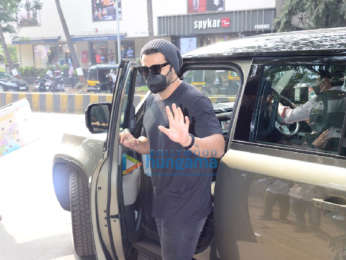 Photos: Arjun Kapoor snapped at a clinic in Santacruz