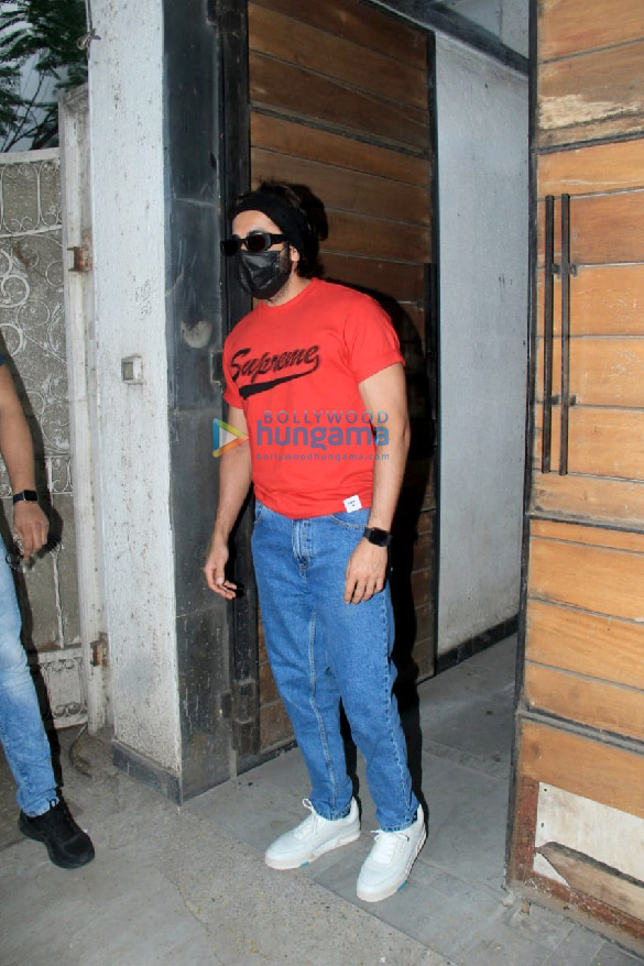 photos ayushmann khurrana snapped in andheri 4