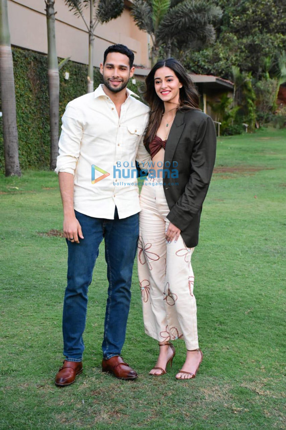 photos deepika padukone siddhant chaturvedi ananya panday and shakun batra snapped promoting their film gehraiyaan at taj lands end 5