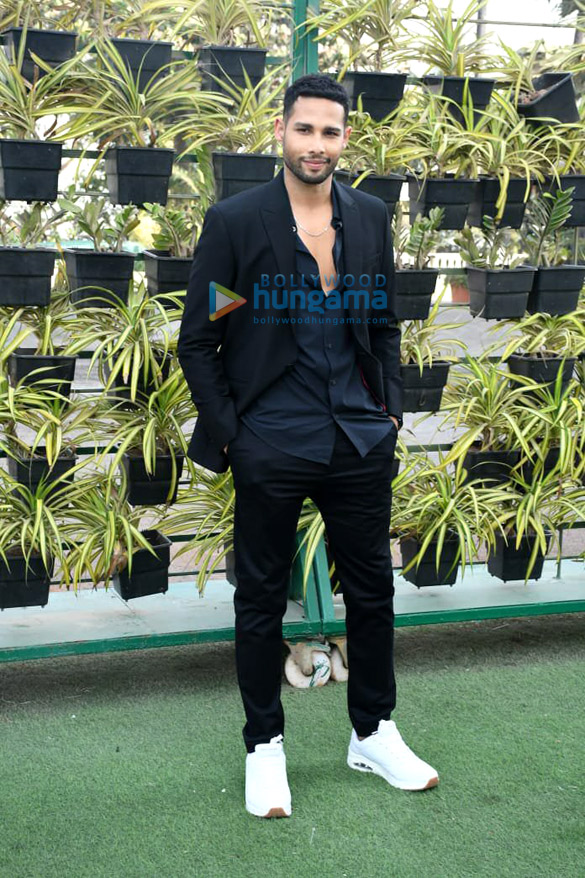 photos deepika padukone siddhant chaturvedi ananya panday and shakun batra snapped promoting their film gehraiyaan at taj lands end bandra 4