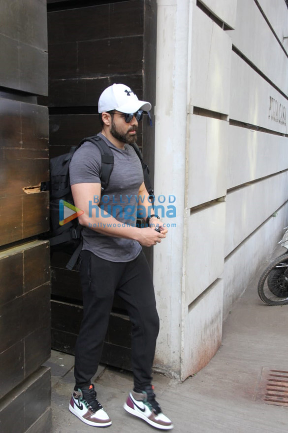 Photos: Emraan Hashmi spotted outside a gym in Bandra Photos: Emraan Hashmi spotted outside a gym in Bandra