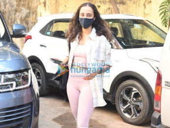 Photos: Janhvi Kapoor, Khushi Kapoor, Tanishaa Mukerji and others spotted outside Pilates class
