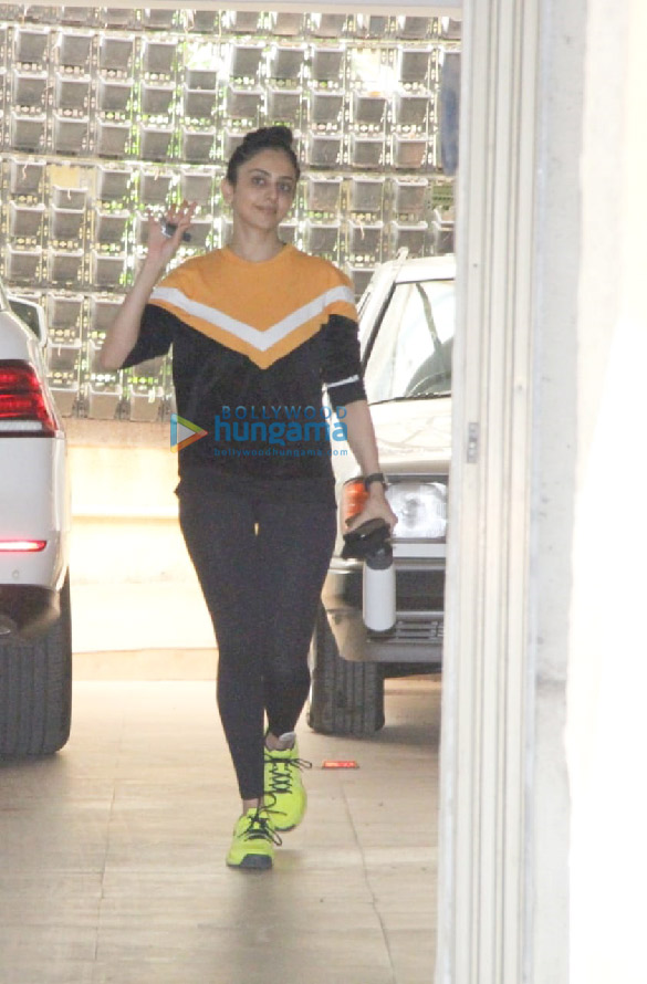 photos kangana ranaut and rakul preet singh spotted in bandra 2