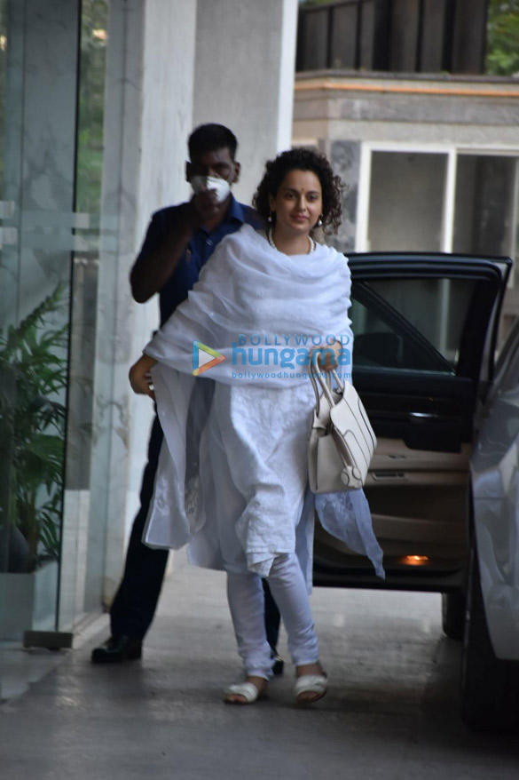 Photos: Kangana Ranaut snapped in Bandra Photos: Kangana Ranaut snapped in Bandra