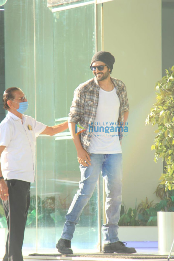 photos kartik aaryan and nitesh tiwari snapped at sajid nadiawalas office 4