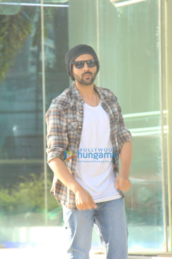 photos kartik aaryan and nitesh tiwari snapped at sajid nadiawalas office 5