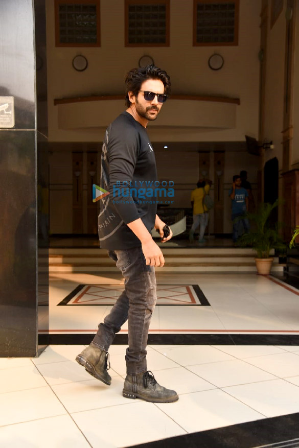 photos kartik aaryan snapped at anees bazmees office in andheri 4 2