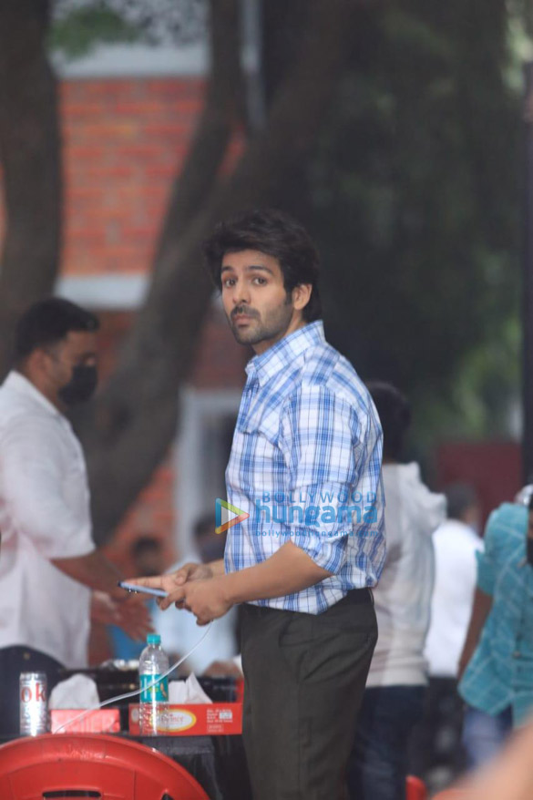 photos kartik aaryan snapped at filmcity 4 2