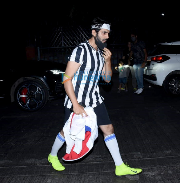 photos kartik aaryan snapped at football ground in juhu 4