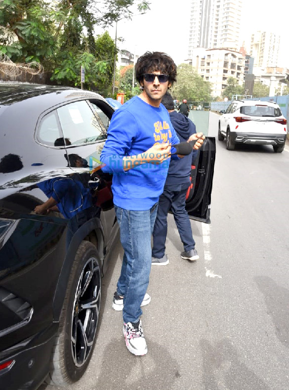 Photos: Kartik Aaryan snapped in Andheri Photos: Kartik Aaryan snapped in Andheri