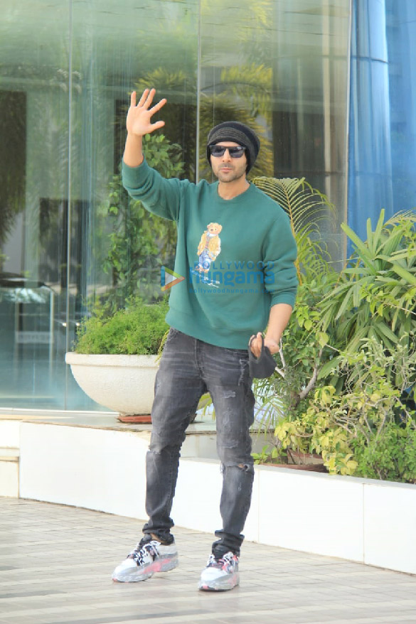 photos kartik aaryan snapped in andheri 4 14