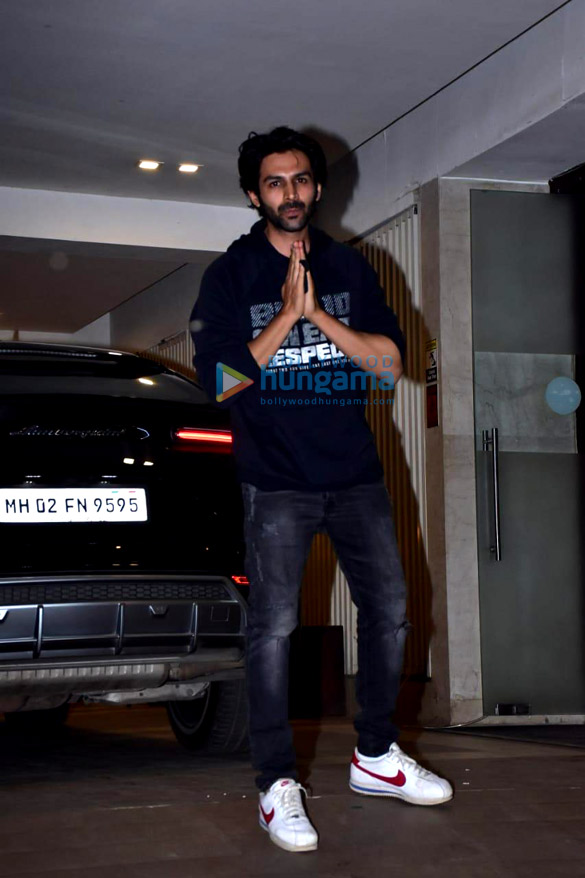 photos kartik aaryan snapped in juhu 1 14