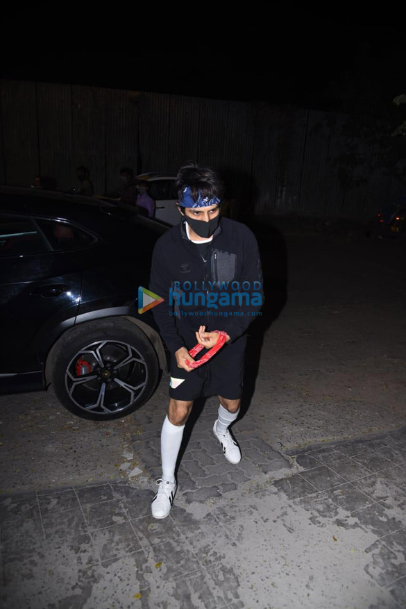 photos kartik aaryan snapped in juhu 2 16