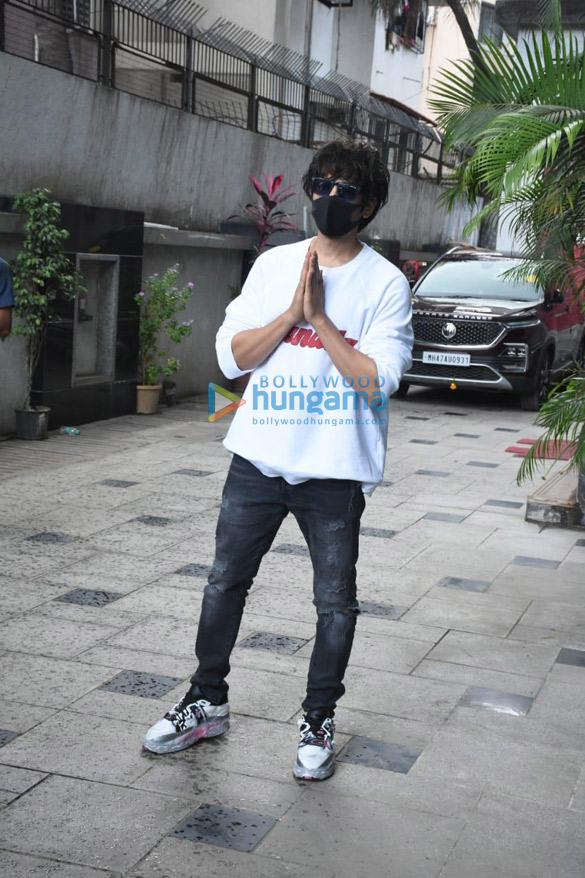photos kartik aaryan snapped in juhu 6 7