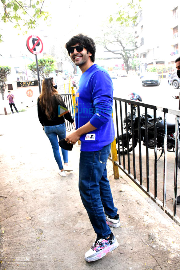 photos kartik aaryan spotted at sequel cafe 4
