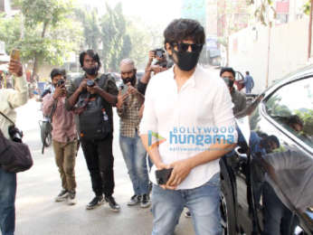 Photos: Kartik Aaryan spotted in Bandra