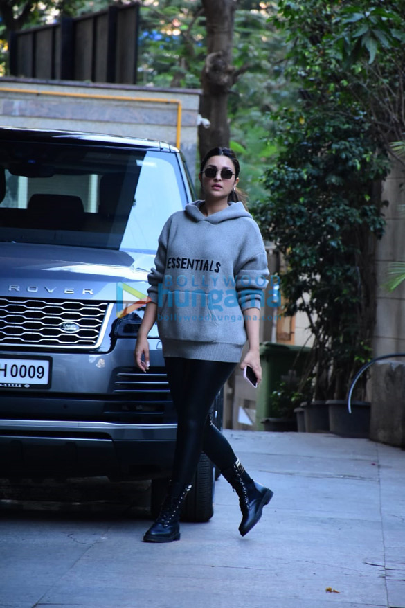photos parineeti chopra spotted in bandra 4